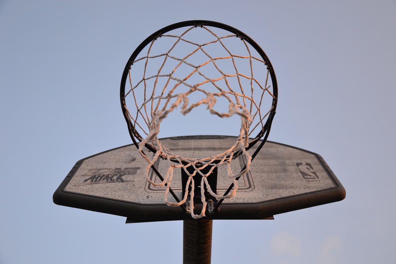竞技烽火，火箭对阵小牛，篮球对决的火花照亮NBA之夜