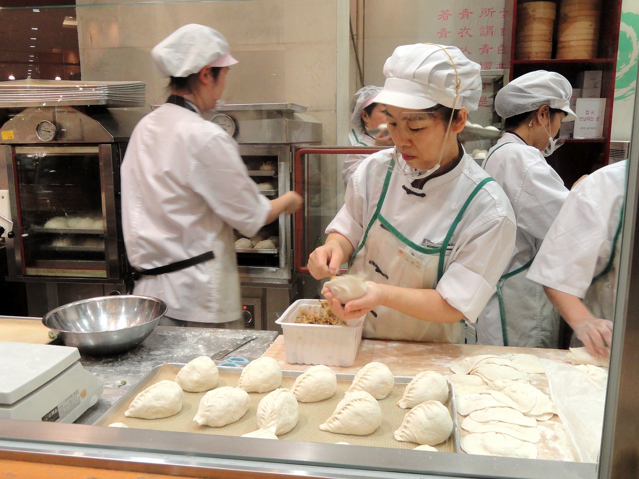 近日，一则关于饭店饺子的新闻引起了广泛关注。据报道，某家知名饭店推出了一份价格为68元的饺子，这一价格相较于其他饭店的饺子价格高出许多。这一事件引发了人们对食品价格、品质以及消费权益的讨论。