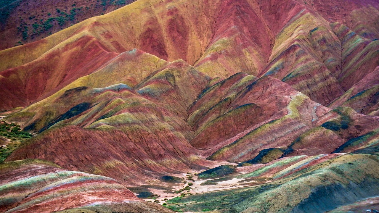 七彩丹霞，游客挖土引发关注