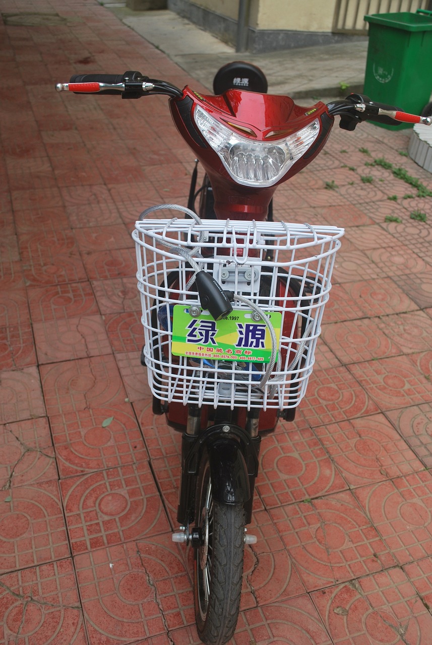 3人骑电动车碰瓷