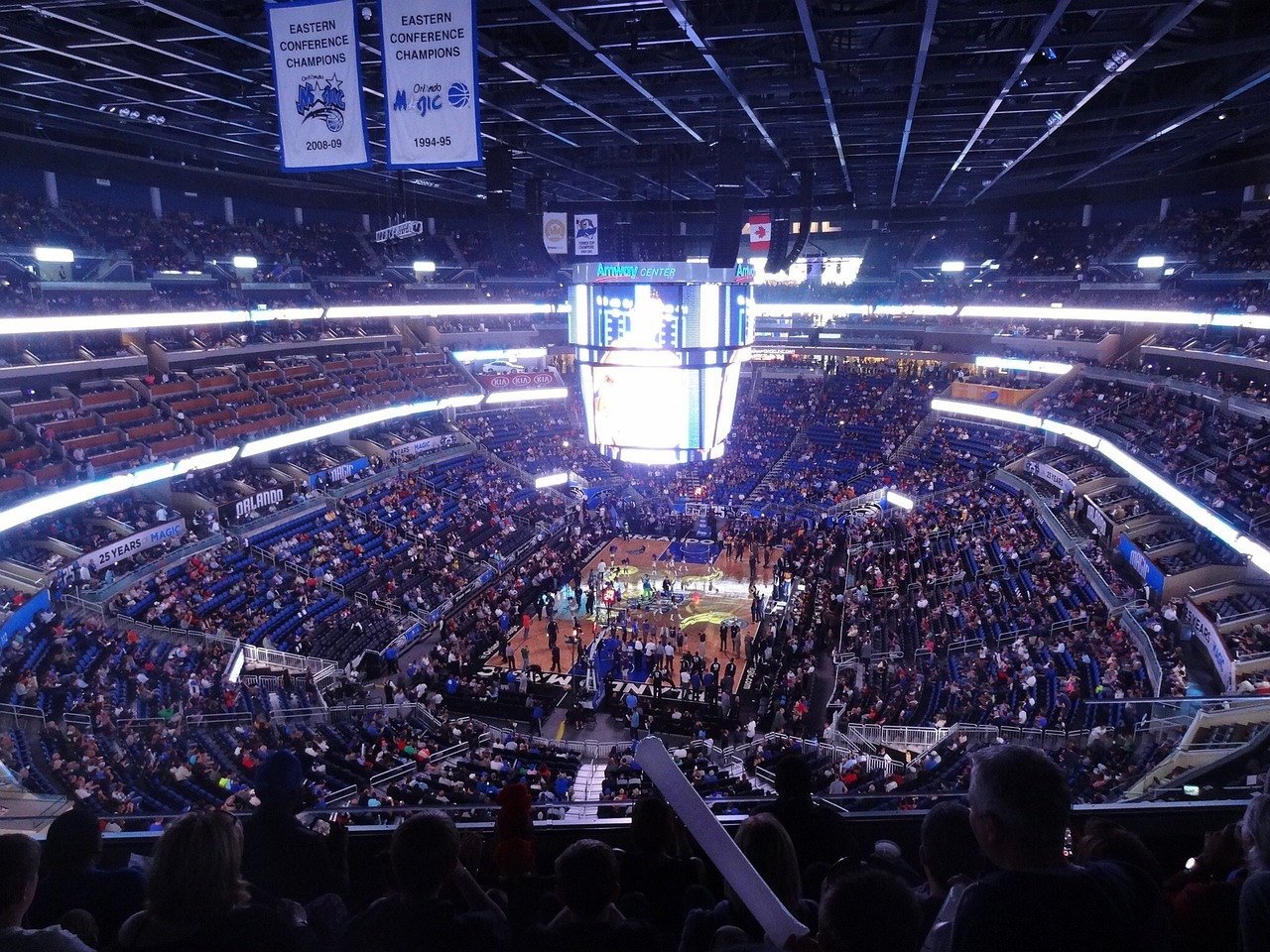 篮球教练的战术解析与NBA比赛录像深度解析